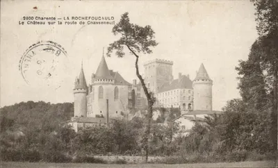 La Rochefoucauld — O Castelo na estrada de Chasseneuil — F. Braun, fot. edit., Royan (Char. Int.)
