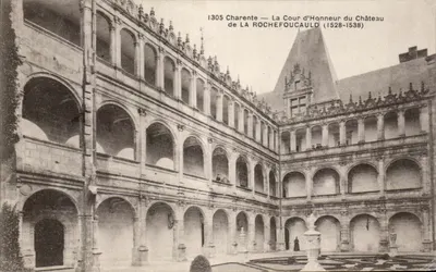 A Cour d'Honneur do Castelo de La Rochefoucauld — Charente — editor F. Braun, n° 1305