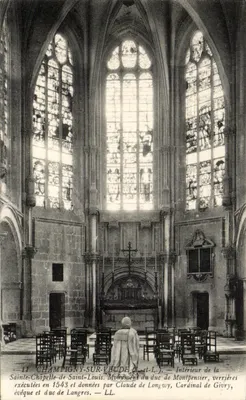 Interior da Santa Capela de São Luís em Champigny-sur-Loire — vitrais executados em 1543 por Claude de Longwy, bispo e duque de Langres