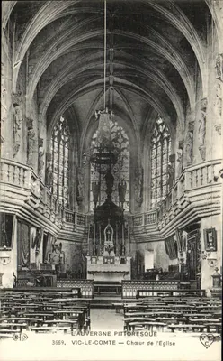 Vic-le-Comte — Nave da Igreja — L'Auvergne Pittoresque