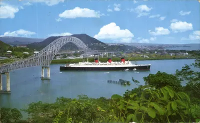 R.M.S. QUEEN MARY — passagem sob o Ponte das Américas — Roberts Color Production