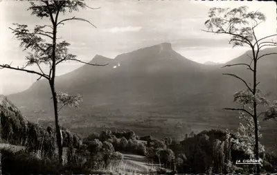Les Abymes de Myans e o Mont Granier (1938 m) ao entardecer — vista tirada do Plateau de Bellevarde — editor La Cigogne