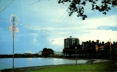 Bilhete postal antigo O Lago Canoe e o Pier da South Parade à Noite em Southsea