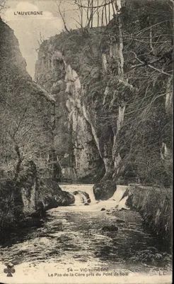 Cartolina d'epoca La Vue di Avègne, Vic sur Cere, Il Passo della Cere visto dal ponte di legno