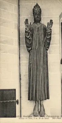 Estátua de madeira na basílica Notre-Dame d'Avesnières — 2 m 50 de altura — ND Phot.