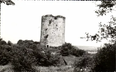 Castelo de Guise — Torre de defesa dos séculos XI e XVI — Photo Vieux Manoir