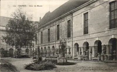 Troyes - Cour du Musée — Maison des Magasins Réunis, édit. Troyes