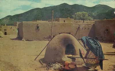 Femme indienne faisant du pain au Pueblo de Taos — New Mexico — Photo par Wyatt Davis, éditée par le New Mexico State Tourist Bureau, n° 33133-B