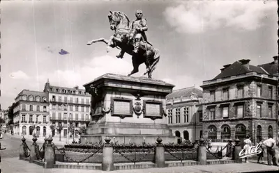 Rouen — Place du Général de Gaulle — Statue de Napoléon Ier — Éditeur Estel, n° 1039
