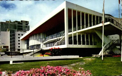 Massif de fleurs devant le Palais des Congrès — Royan — éditeur M. MÉRIAUD