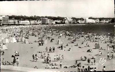 Royan (Charente-Maritime) — Un coin de la Plage — L. Chataigneaux