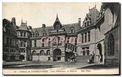 Zamek PIERREFONDS — Dziedziniec, dzwonnica — ND. Fot.