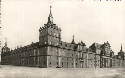 Mosteiro de El Escorial — Facha principal e canto do seminário — editor Deloönima, série 15