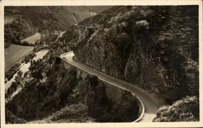 Strada da Saint-Flour a Chaudesaigues - Curve della costa di Lanau - ARGRA
