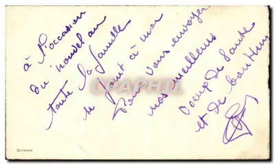 Kobieta w sukni z kwadratowym wzorem przed zimnym domem — Wesołych Świąt — wydawca nieznany — Rewers