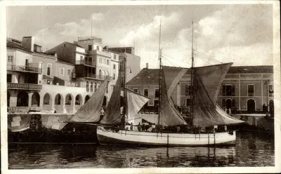 Barco costeiro nos cais de Ponta Delgada — São Miguel, Açores — Bilhete Postal