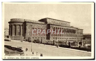 St. George's Hall visto do Oeste, Liverpool — visão panorâmica do edifício clássico com colunatas e paseio