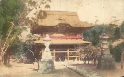 Temple japonais — entrée principale avec lanternes en pierre — éditeur non visible