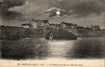 Préfailles (L.-Inf.) — A Pedra Perforada sob a luz da lua