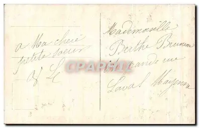विश्वास — एक महिला और बच्चा एक क्रॉस के सामने प्रार्थना करते हुए — सिरियस — पीछे