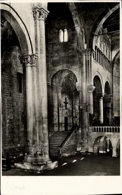 Arezzo — Igreja de S. Maria della Pieve — interior visto de lado (século XIII) — F. III Alinari — Florença
