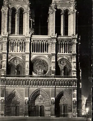 Nossa Senhora de Paris — Vista noturna da fachada (1163-1260) — André Lecomte, Paris