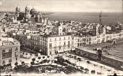 Cadiz — La Cathédrale — vue aérienne avec le port et les bâtiments