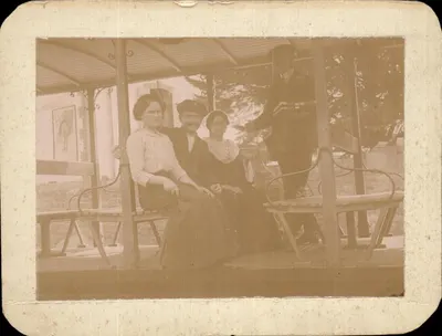Foto de casal em um trem