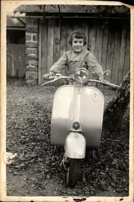 Menina em Vespa 31 — editor desconhecido, número de série ilegível