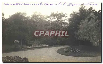 Jardin de l'Orme em Paris — vista de um canto pavimentado com banco e massas — editor não identificado