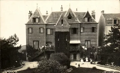 Castelo de estilo gótico — vista da praça com pessoas — editor desconhecido