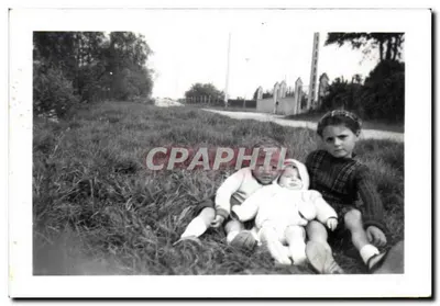 Dois crianças e um bebê sentados na grama — n° 4800