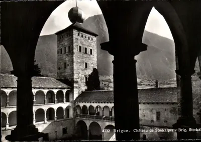 Brigue. Castelo de Stockalper — vista do castelo através de arcadas — editor Sartor, Lausanne, n° 4732