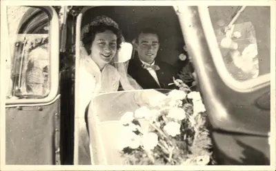 Novo casamento — casal em um carro