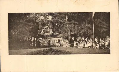 Festa de crianças em um parque — decorações e bandeiras — editor não visível