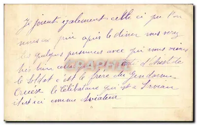 सैनिकों और नागरिकों का समूह — एक इमारत के सामने जिसमें जाल वाली खिड़कियाँ हैं — पीछे