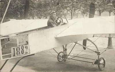 Piloto em um avião biplano — número 1882