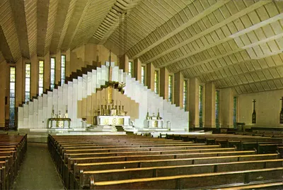 Igreja do Rei Cristo (interior) — Cork, Irlanda — editor: Colourpicture Publishers, Inc. e Avon Sales Ltd. Dublin