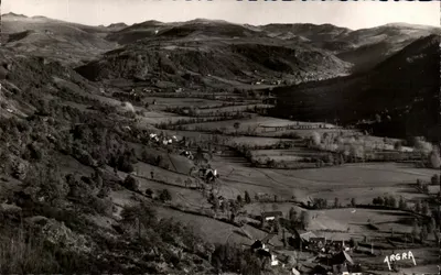 Salers (Cantal) — Panorama sur la vallée du Rat et de Fontanges — Éditions ARGRA, n° 1278