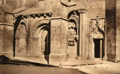 Fachada da Igreja Romana de Foussais (Poitou-Vendée) — Edições Artísticas Raymond Bergerin, n° St.98