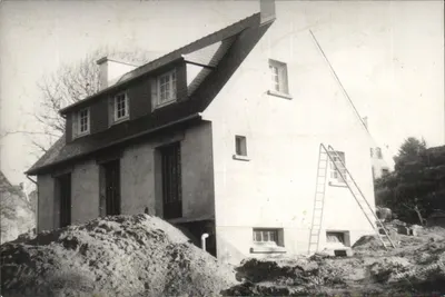 Construção de uma casa de dois andares — número de série não visível