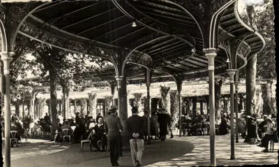 Galerie couverte — Place de l'Hôtel-de-Ville, Vichy — Édit « La Cigogne »