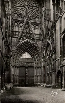 A Catedral — Pátio dos Livreiros — Rouen — Estel