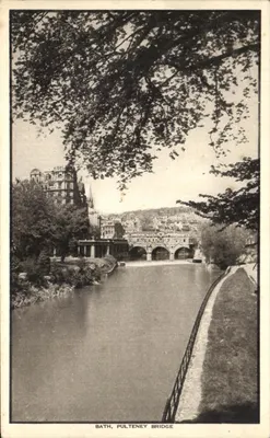 Bath, Pulteney Bridge — vista do ponte sobre o rio Avon — editor The Pump Room, Bath