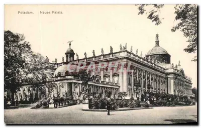 Potsdam. Neues Palais. — Vista do palácio com estátuas e jardins — P. 17