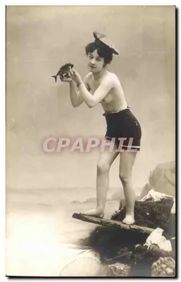 Jovem mulher em maiô — sobre rocha com peixe — J-M. Paris