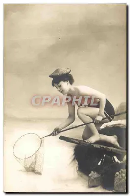 Jovem mulher em maiô pescando com uma rede — J. M. Paris