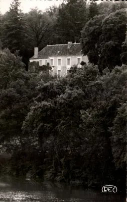 Casa isolada à beira de um curso d'água — Environ de Persac, Vienne — Foto-editor M. Roussel