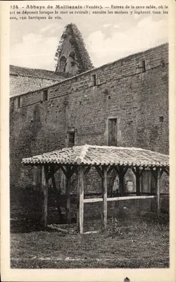 Abadia de Maillézais (Vendée) — Entrada da cave salgada, onde o sal era depositado quando o mar recuou; depois os monges moravam lá todos os anos, 150 barricas de vinho.