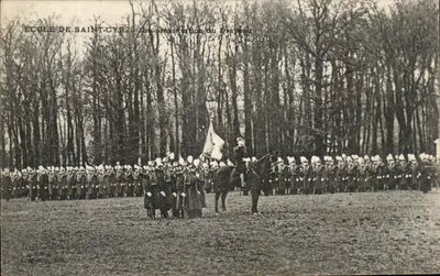 ÉCOLE DE SAINT-CYR — A apresentação da Bandeira — L. Martin, 1904